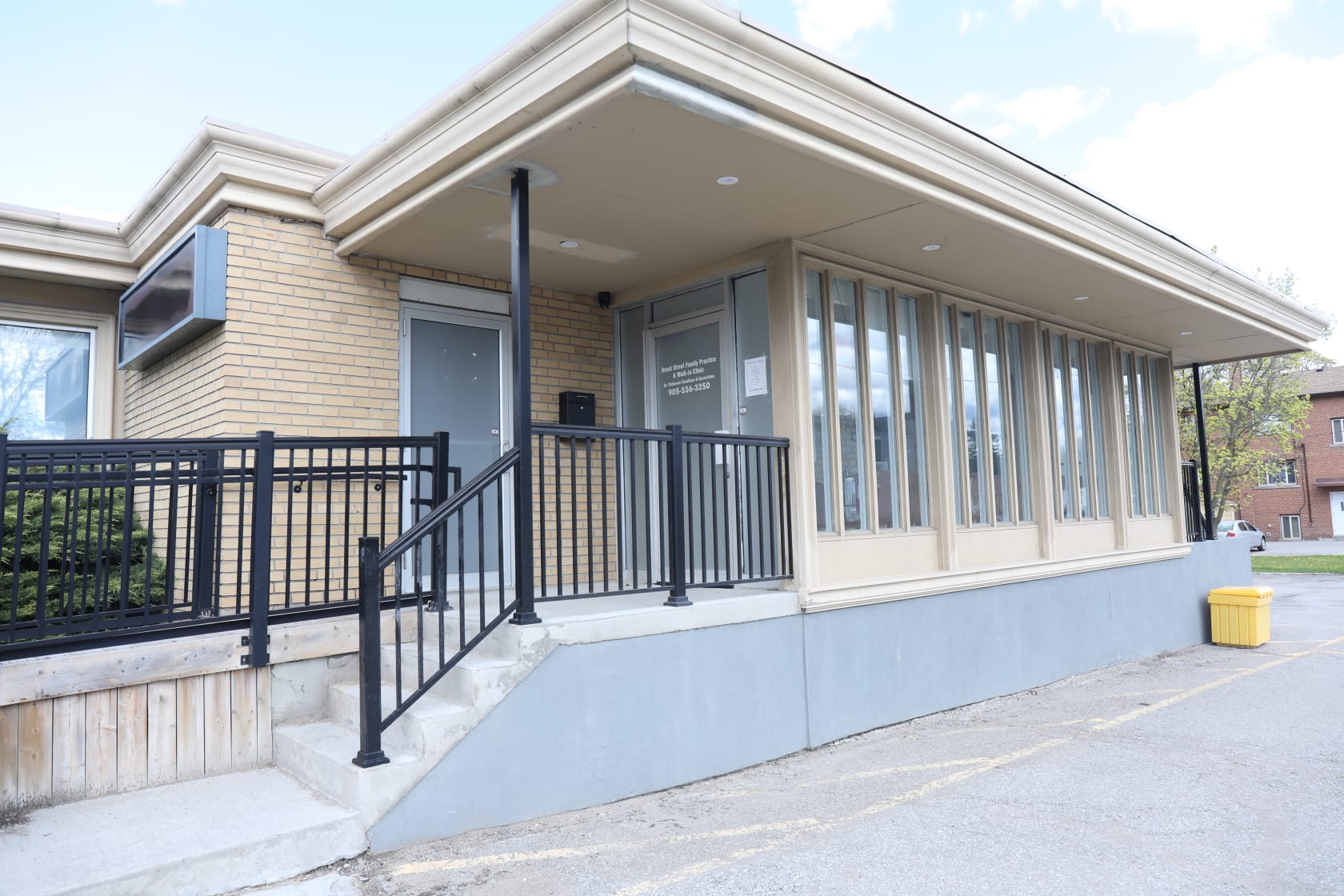 The covered, accessible entrance to Brock Street Family Practice & Walk-In Clinic